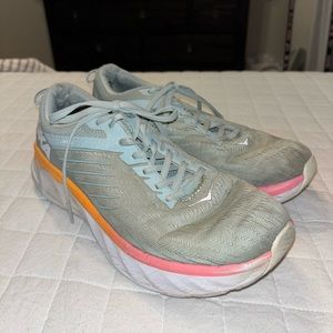 HOKA Arahi 4